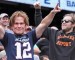 Wes Welker no meio dos fãs dos Patriots, disfarçado de Tom Brady