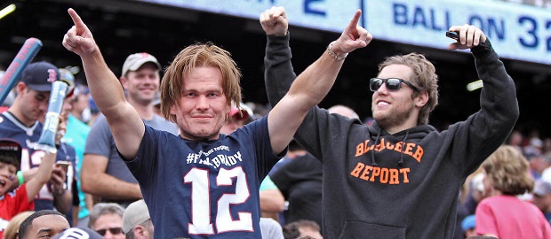 Wes Welker no meio dos fãs dos Patriots, disfarçado de Tom Brady